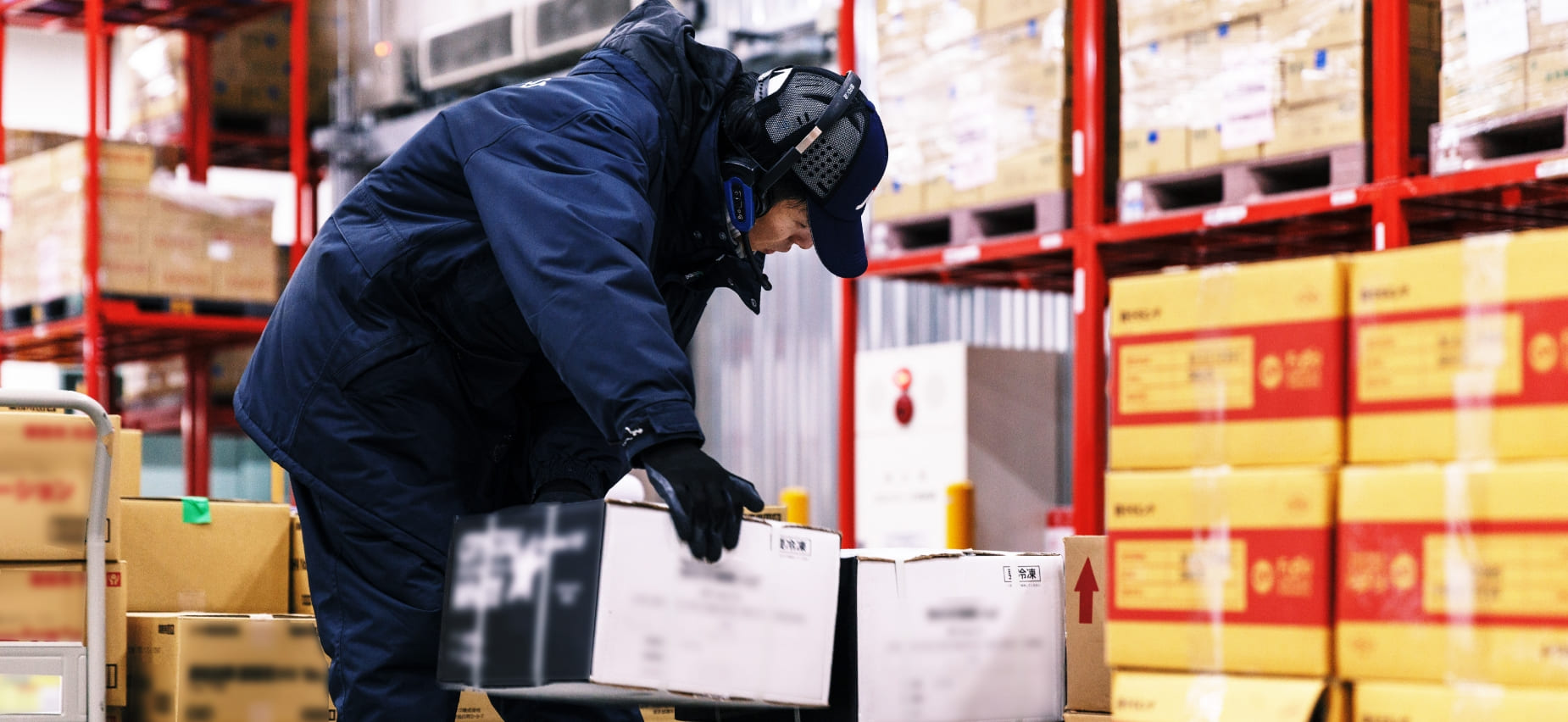 倉庫内で集荷作業をしている様子