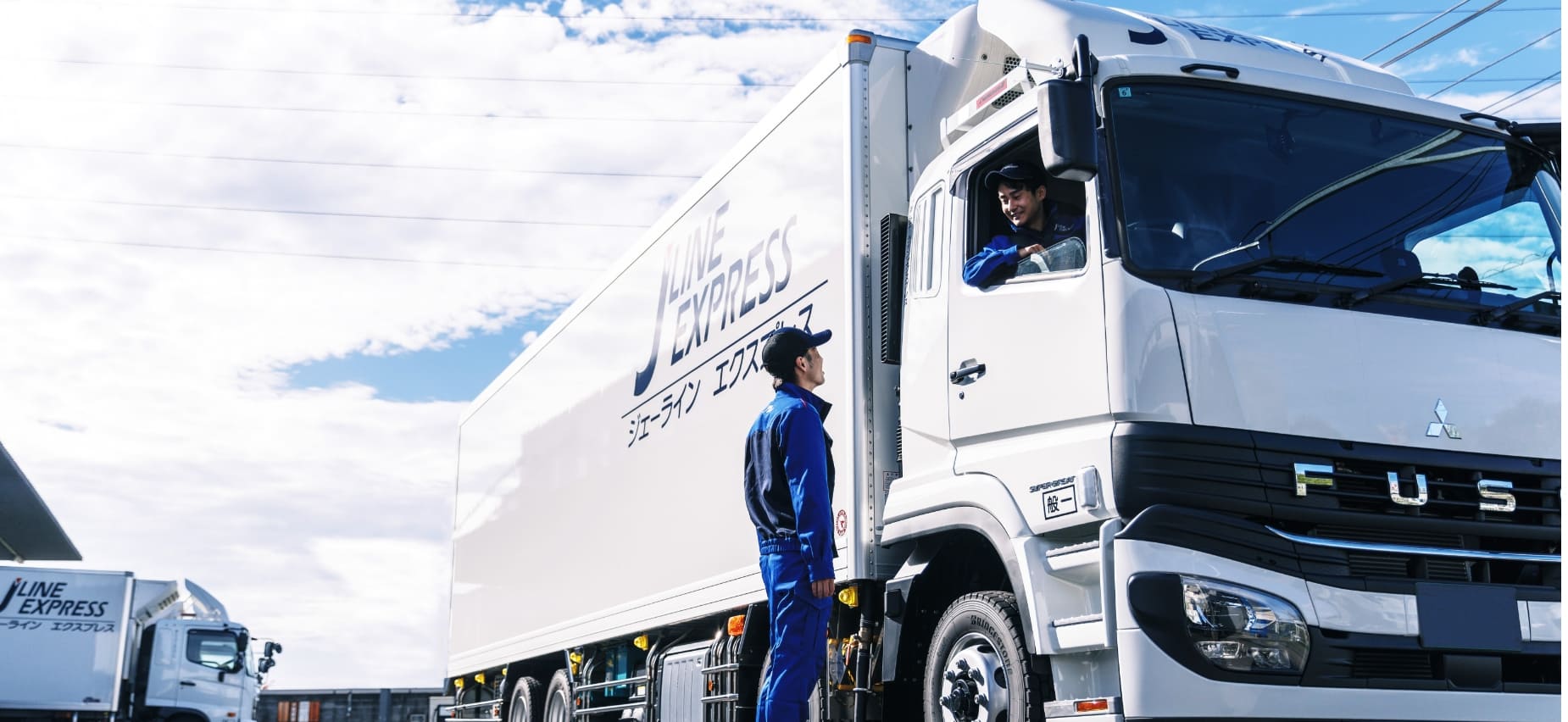 配送ドライバーが会話をしている様子