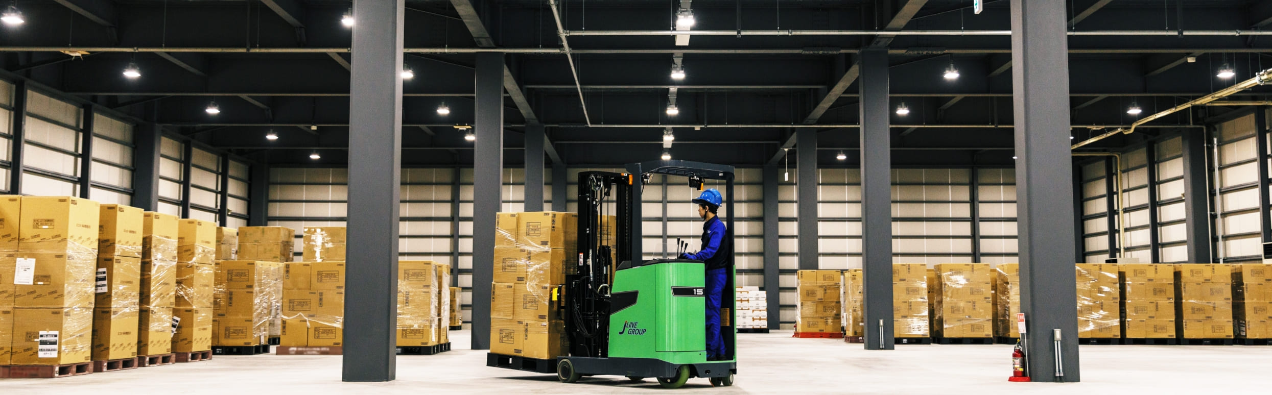 倉庫内でリフトを運転している様子