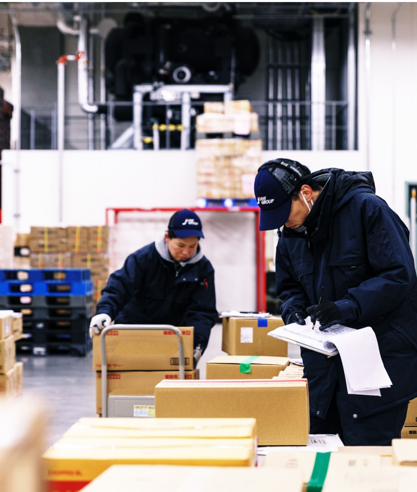 倉庫内でピッキングをしている様子