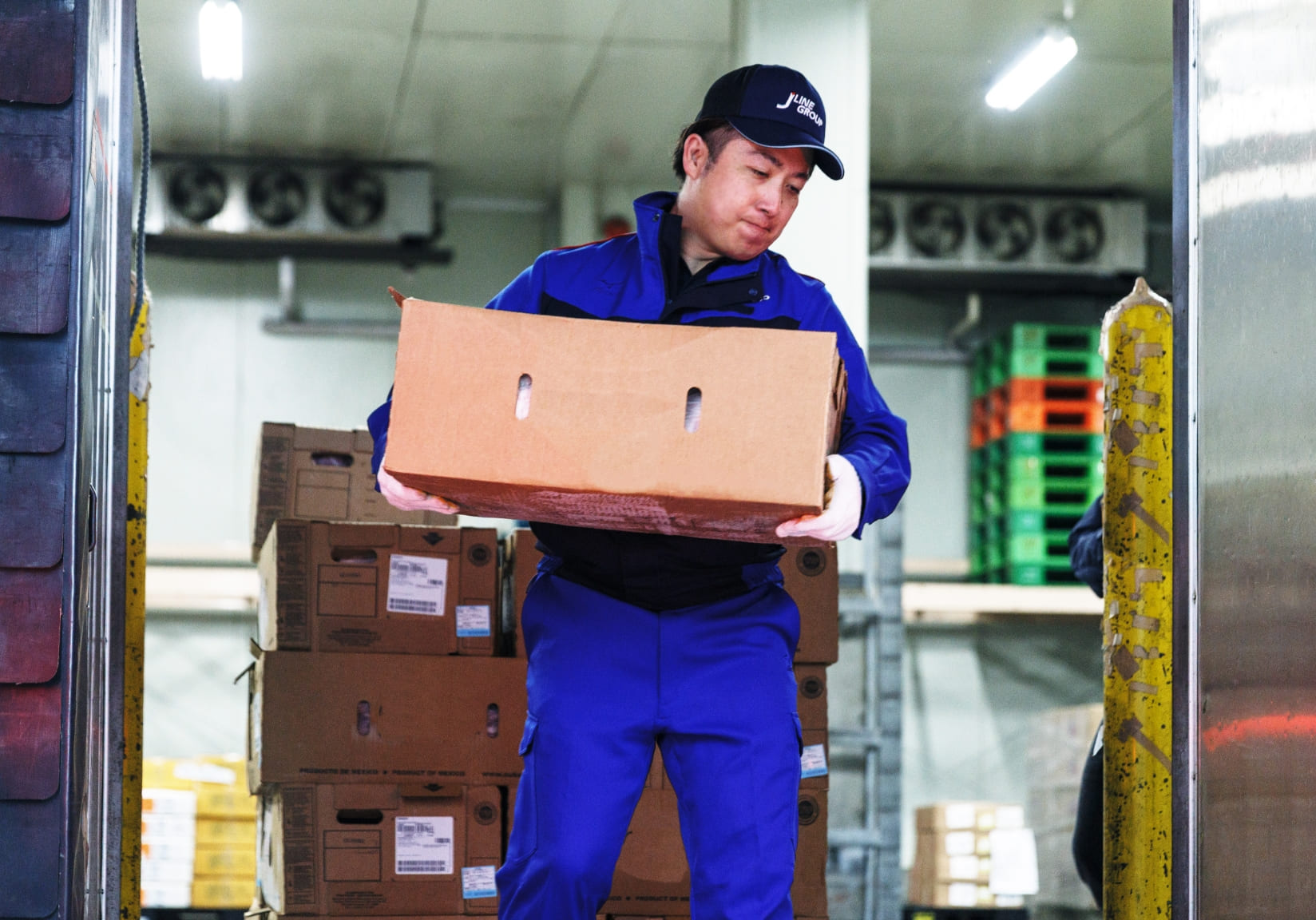 倉庫内でフォークリフトに乗っている様子