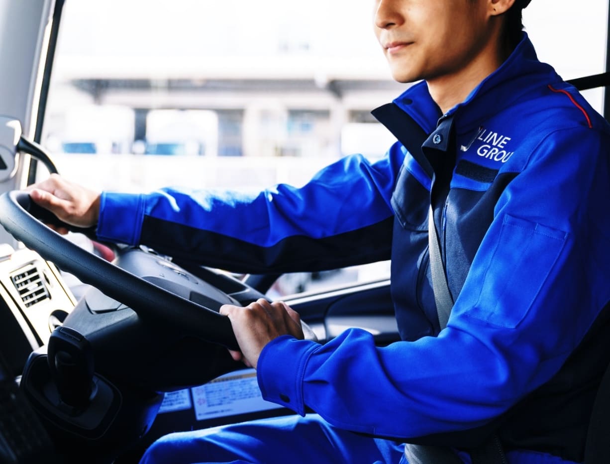 配送トラックを運転している様子