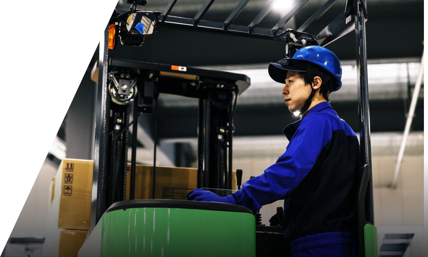 倉庫内でリフトを運転している様子