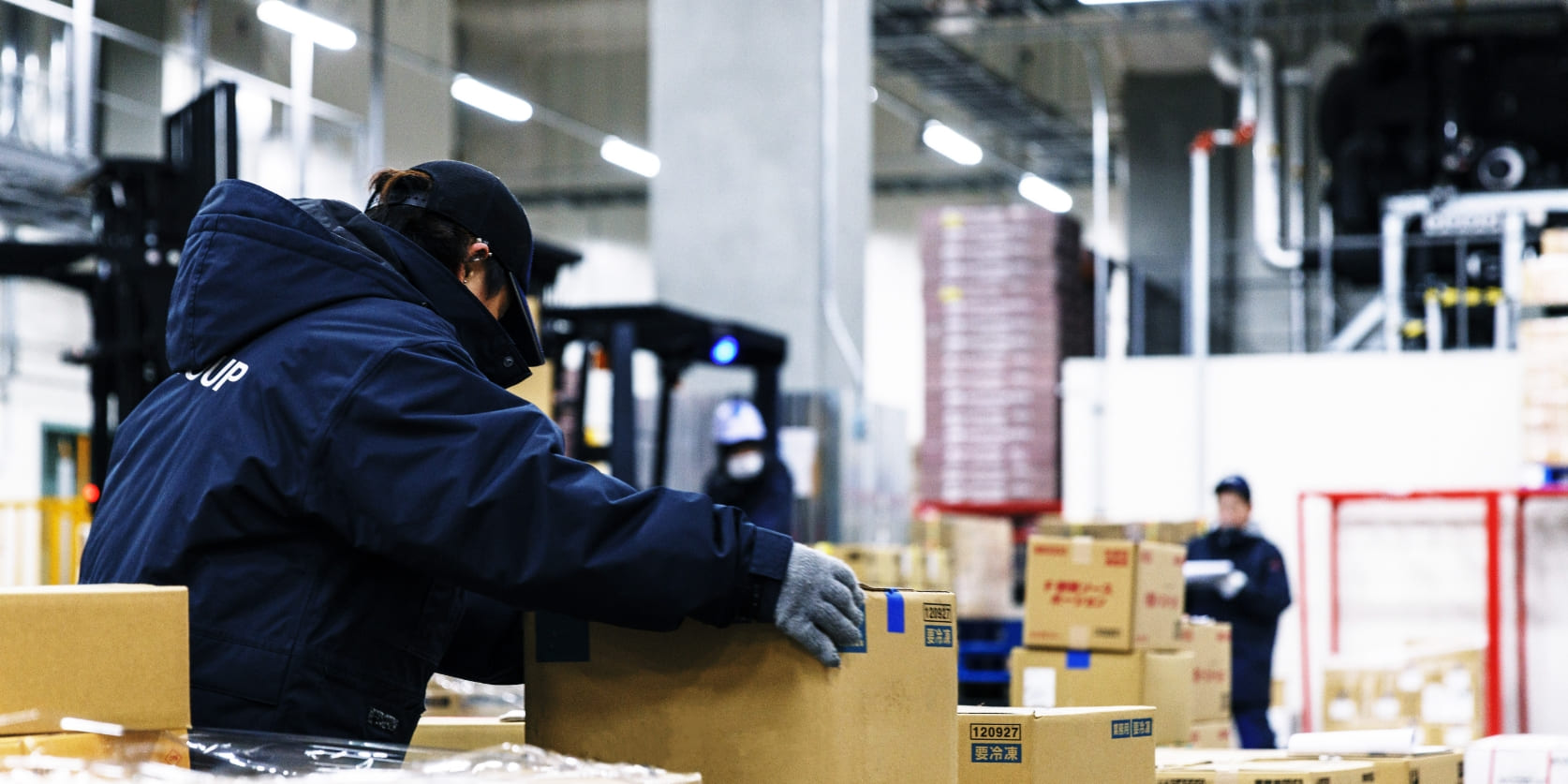 倉庫内でリフトを運転している様子